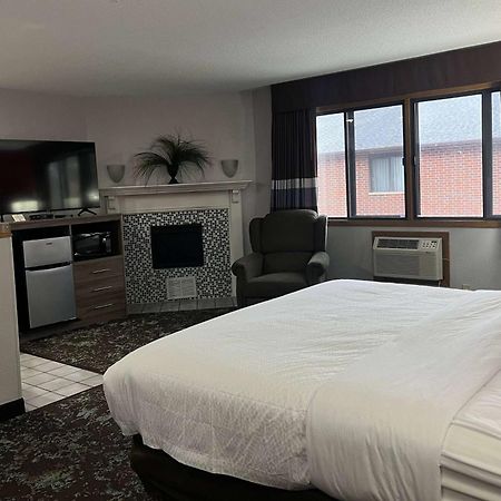 מלון Ramada By Wyndham Cedar Rapids South מראה חיצוני תמונה
