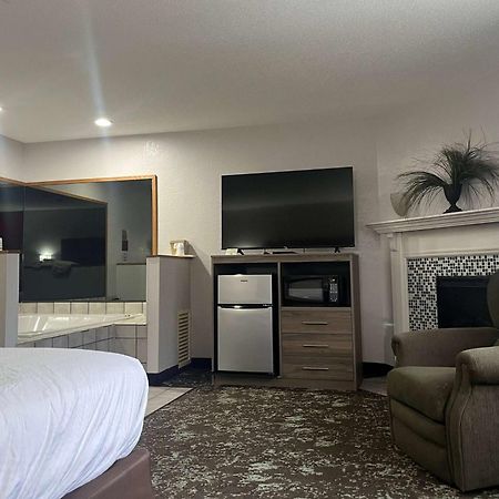 מלון Ramada By Wyndham Cedar Rapids South מראה חיצוני תמונה