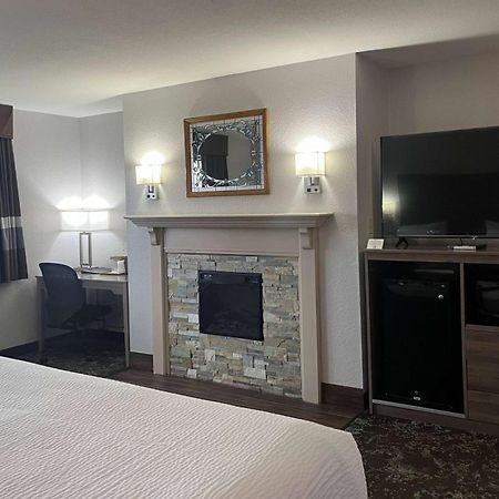 מלון Ramada By Wyndham Cedar Rapids South מראה חיצוני תמונה