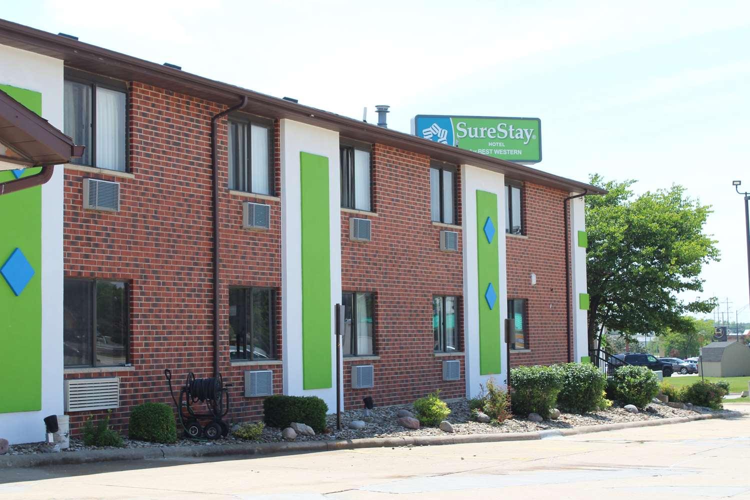 מלון Ramada By Wyndham Cedar Rapids South מראה חיצוני תמונה