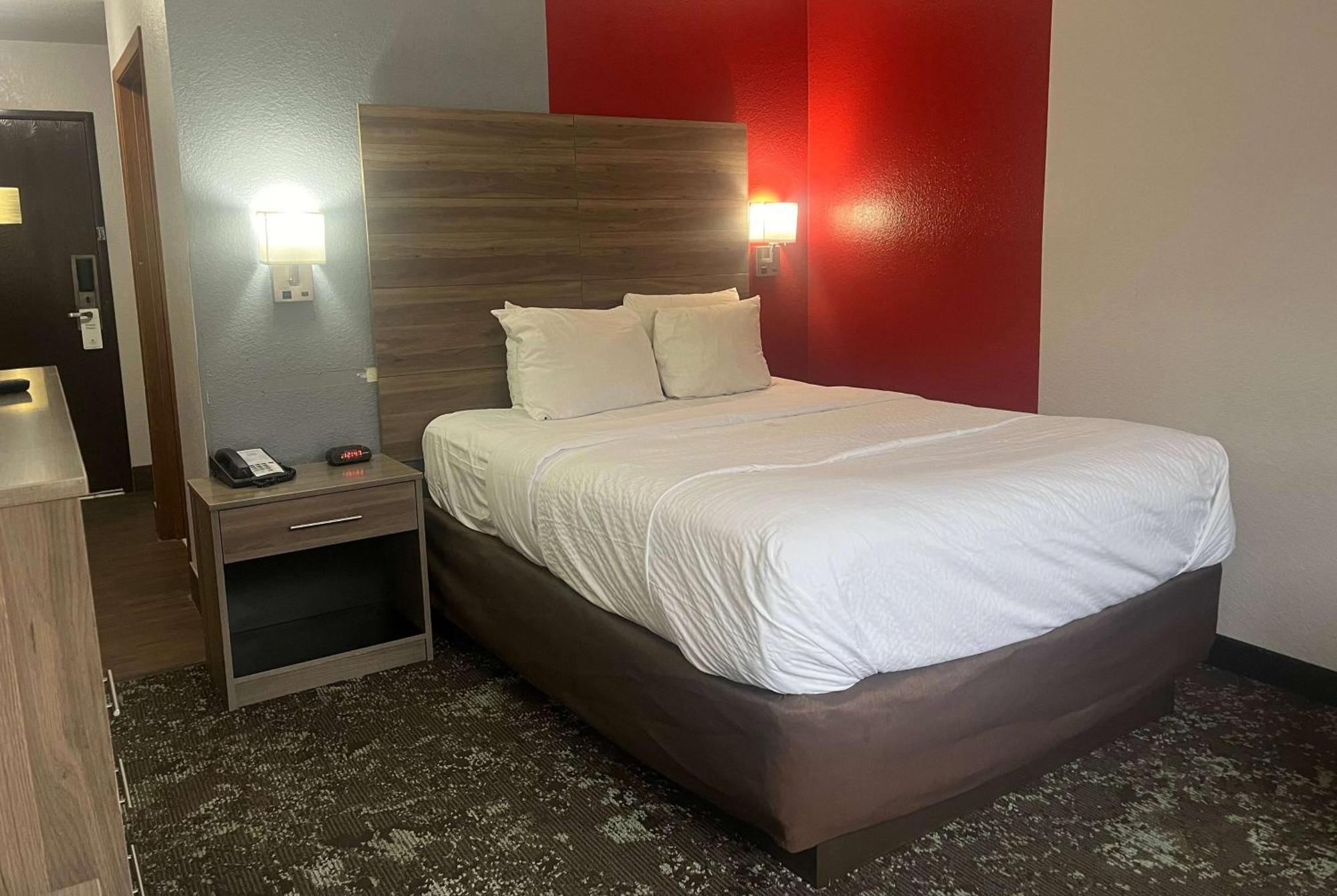 מלון Ramada By Wyndham Cedar Rapids South מראה חיצוני תמונה