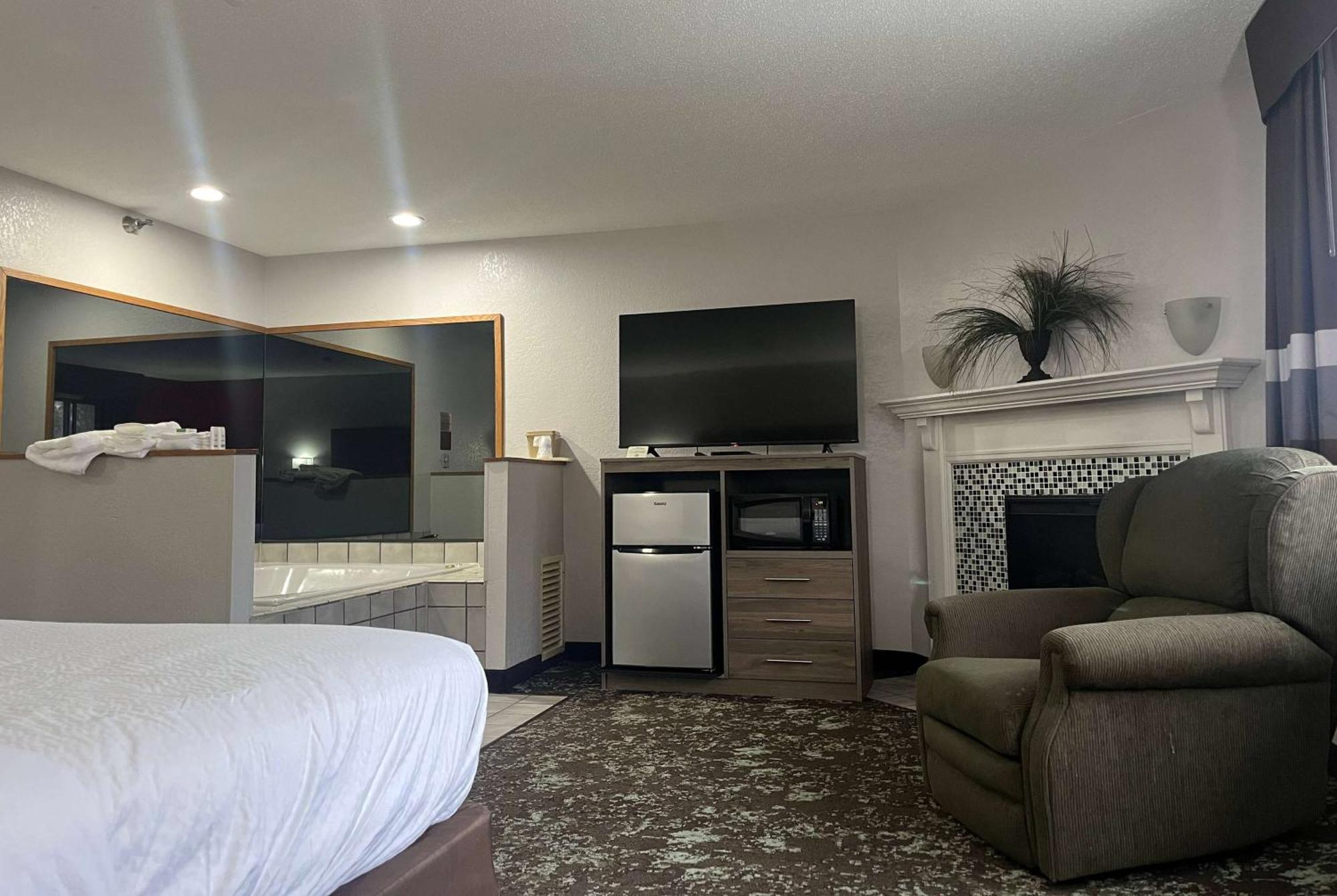 מלון Ramada By Wyndham Cedar Rapids South מראה חיצוני תמונה