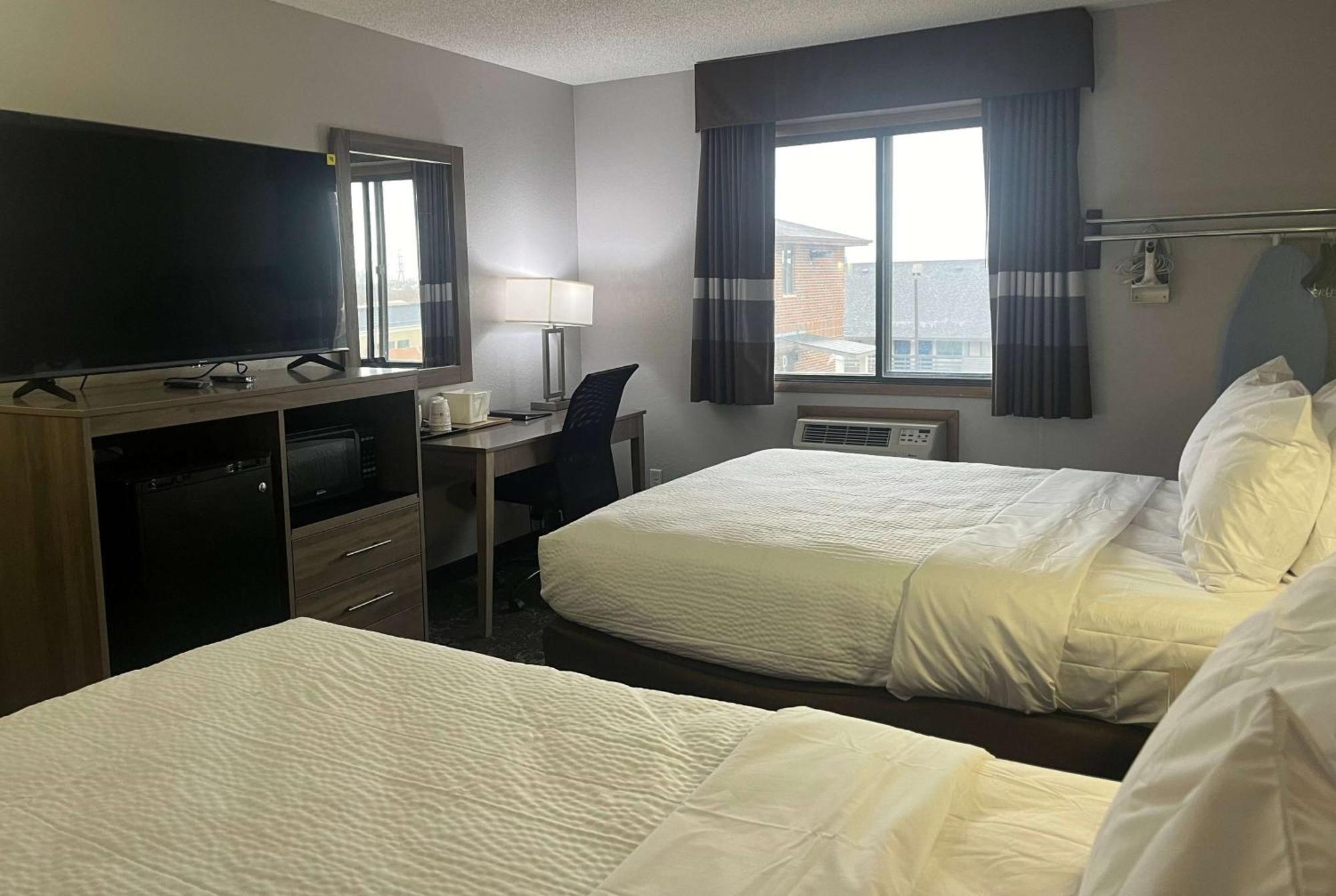 מלון Ramada By Wyndham Cedar Rapids South מראה חיצוני תמונה
