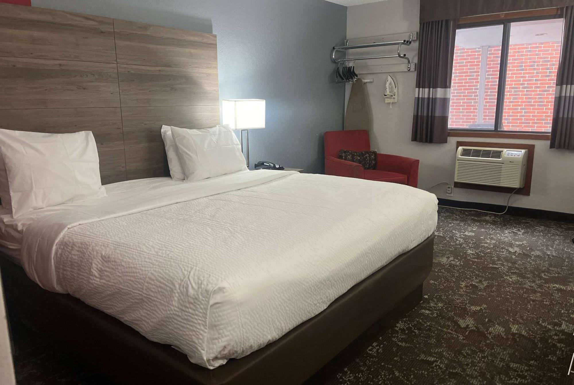 מלון Ramada By Wyndham Cedar Rapids South מראה חיצוני תמונה