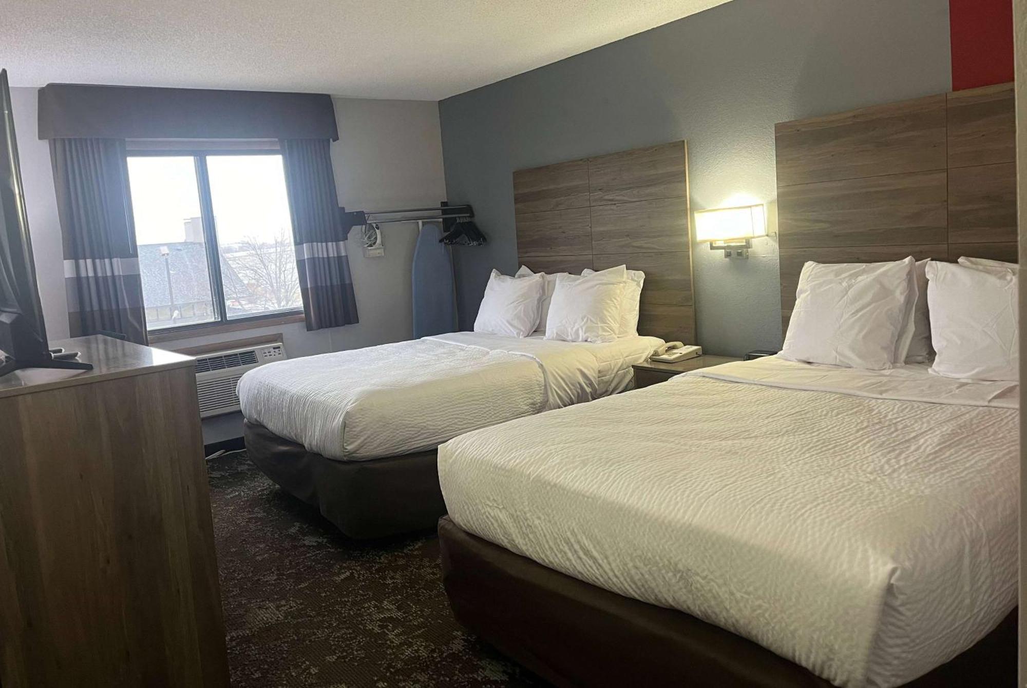 מלון Ramada By Wyndham Cedar Rapids South מראה חיצוני תמונה