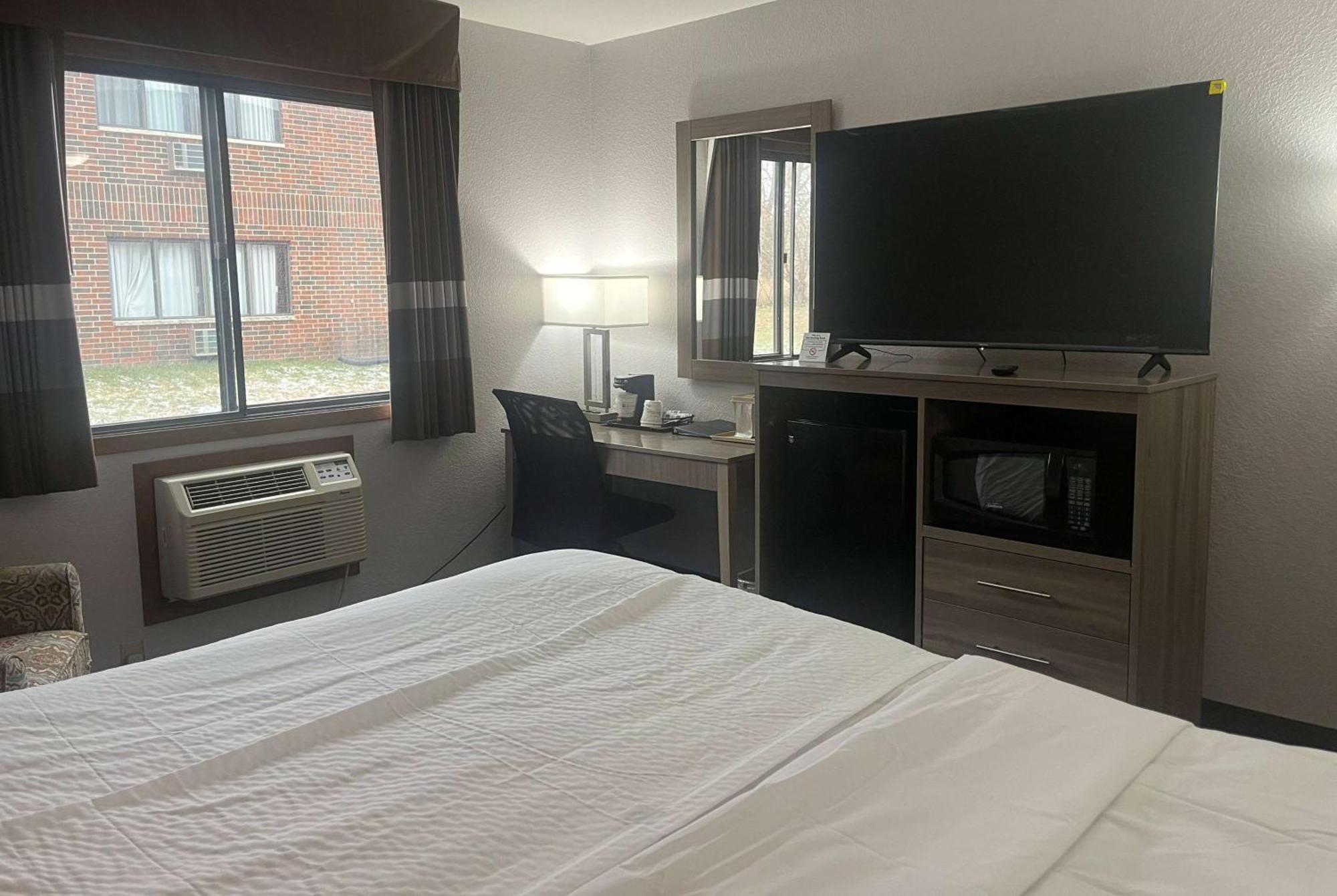 מלון Ramada By Wyndham Cedar Rapids South מראה חיצוני תמונה