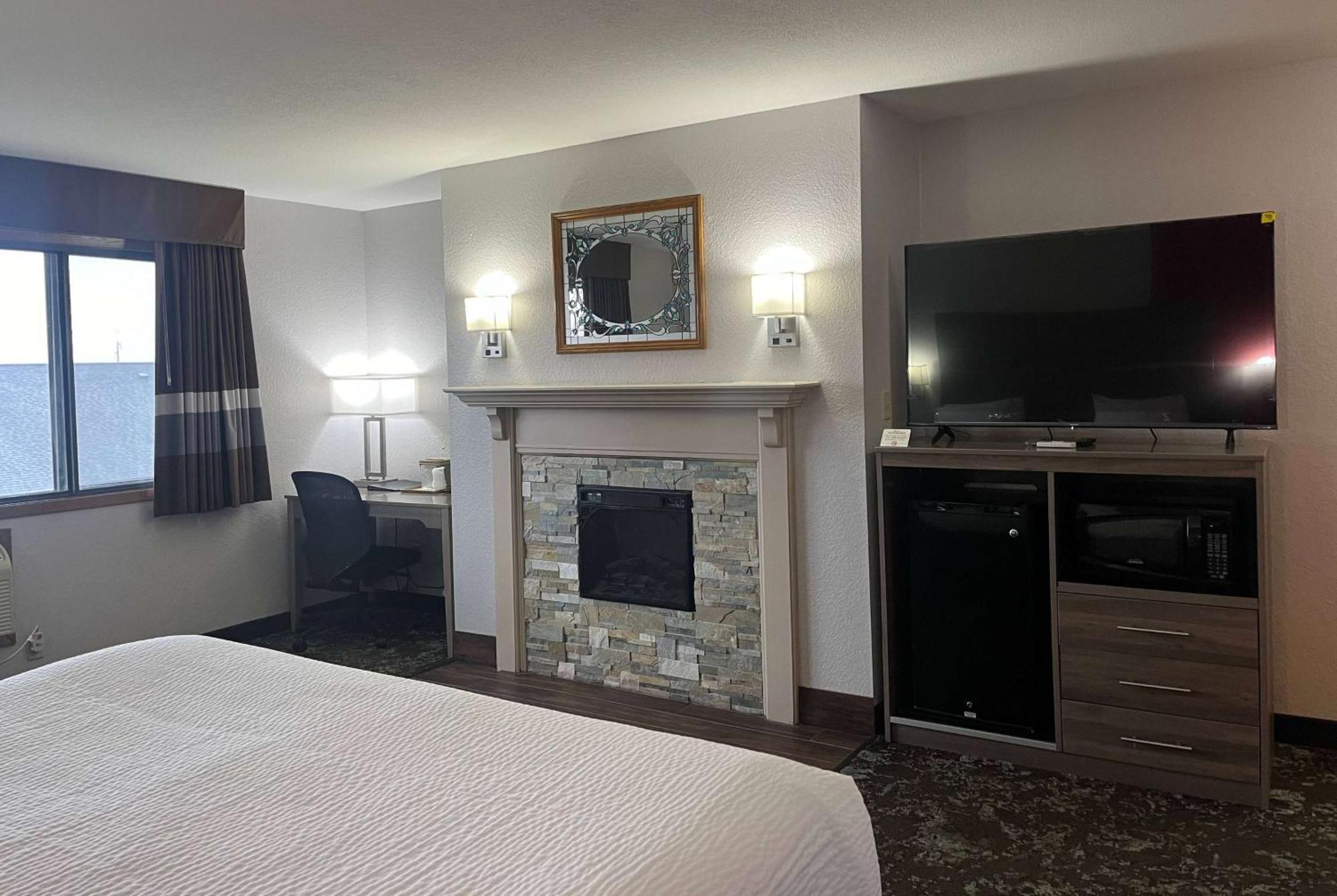 מלון Ramada By Wyndham Cedar Rapids South מראה חיצוני תמונה