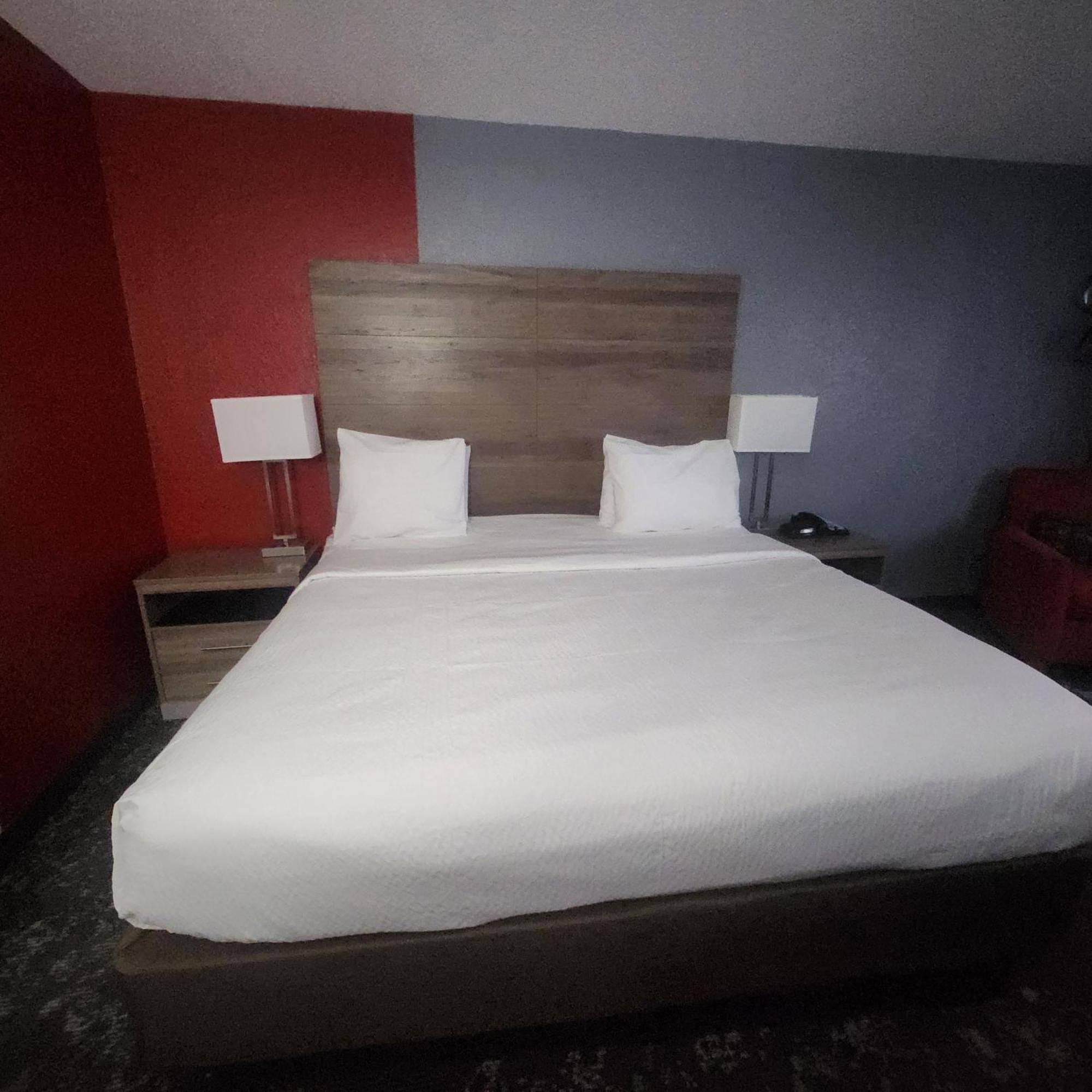 מלון Ramada By Wyndham Cedar Rapids South מראה חיצוני תמונה