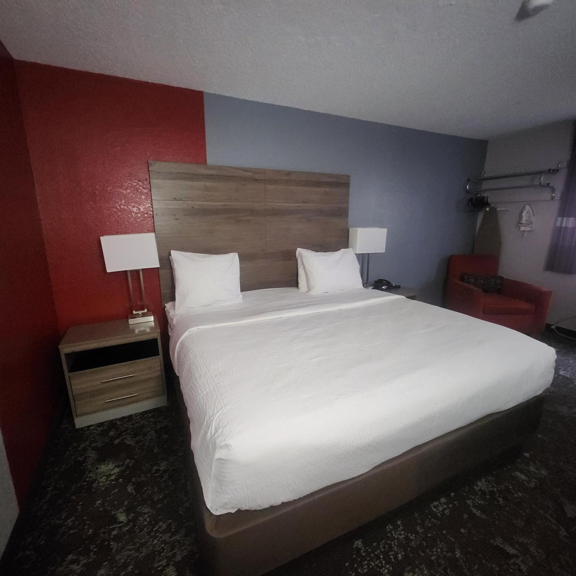 מלון Ramada By Wyndham Cedar Rapids South מראה חיצוני תמונה