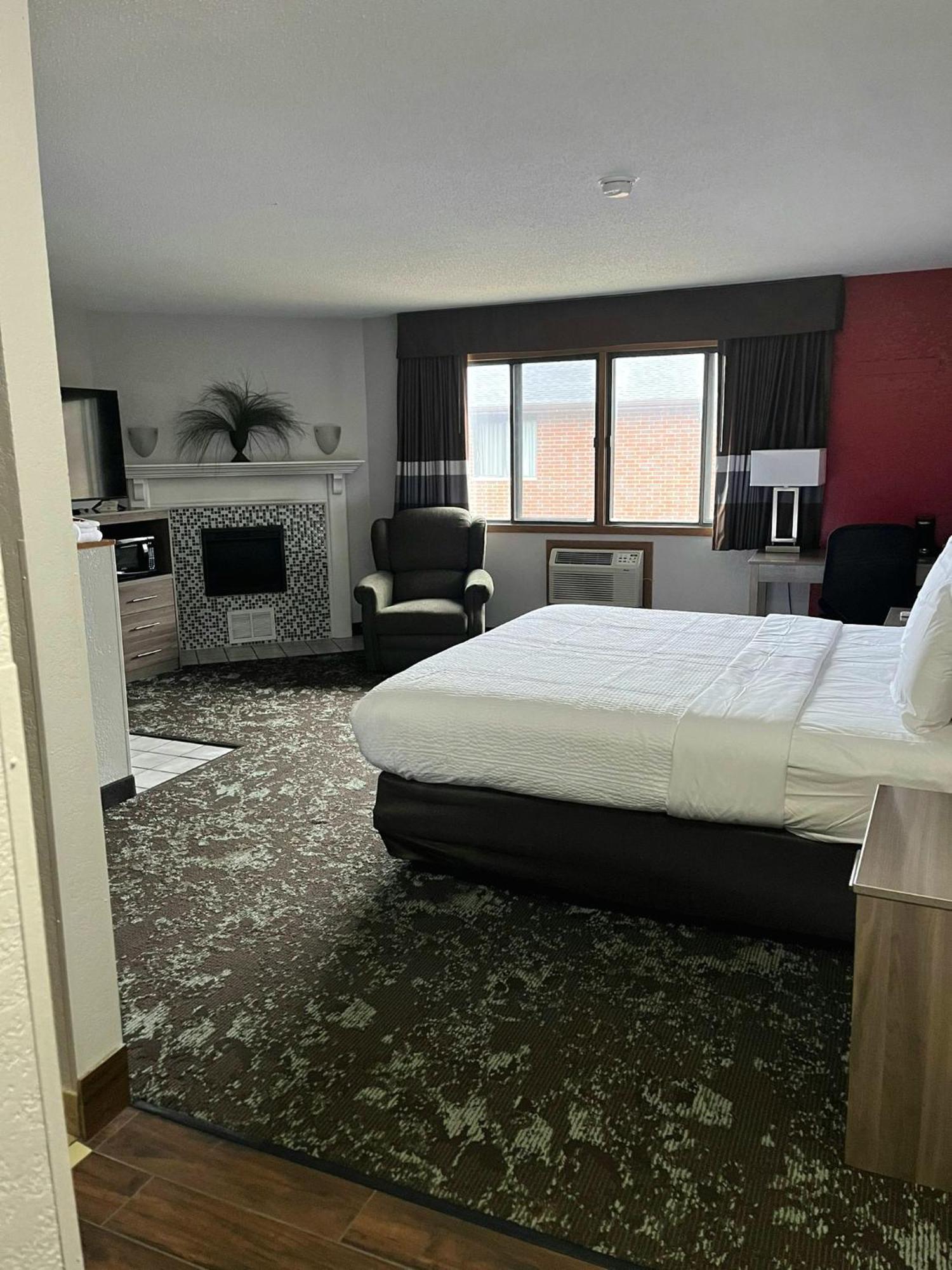 מלון Ramada By Wyndham Cedar Rapids South מראה חיצוני תמונה