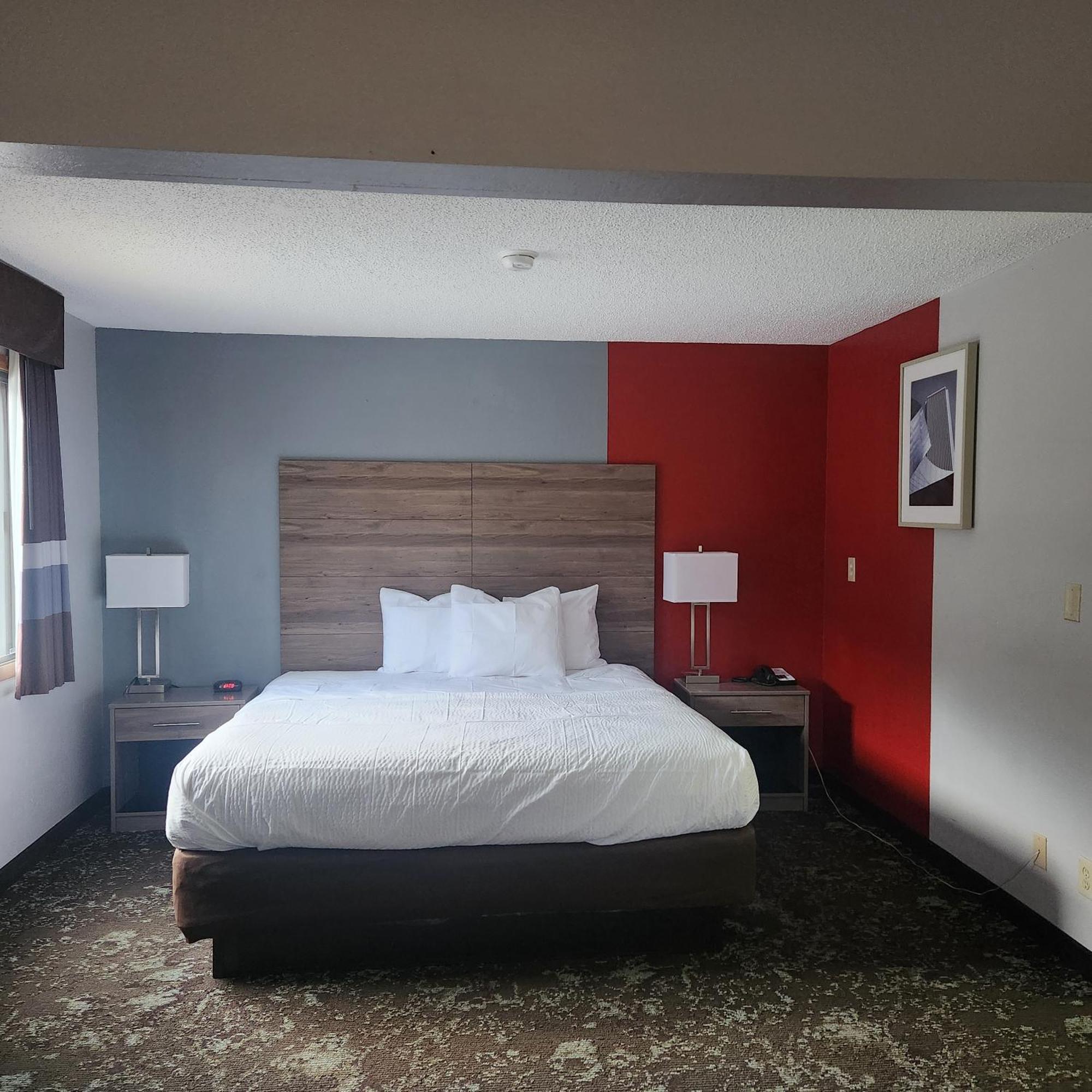 מלון Ramada By Wyndham Cedar Rapids South מראה חיצוני תמונה