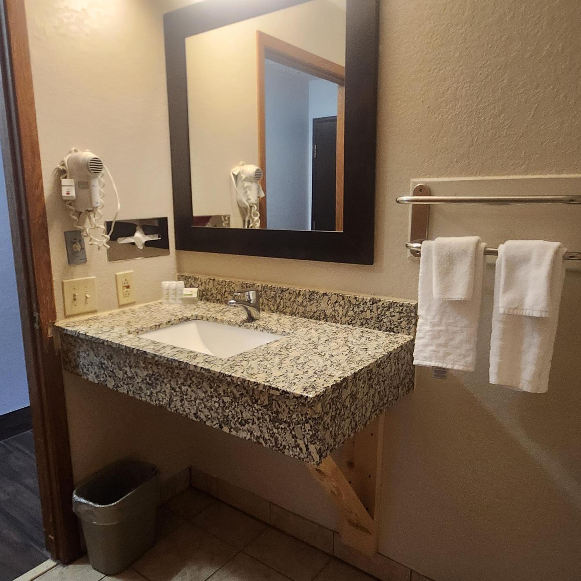 מלון Ramada By Wyndham Cedar Rapids South מראה חיצוני תמונה