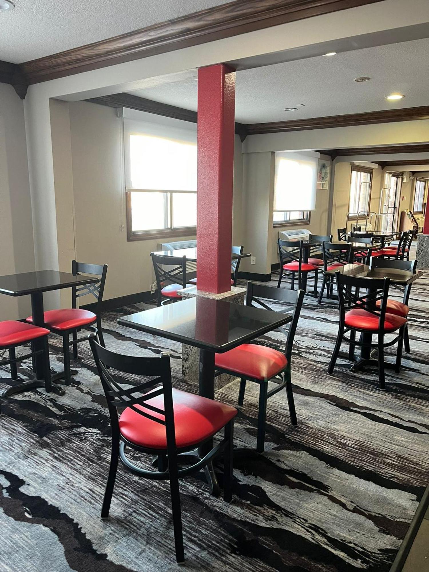 מלון Ramada By Wyndham Cedar Rapids South מראה חיצוני תמונה