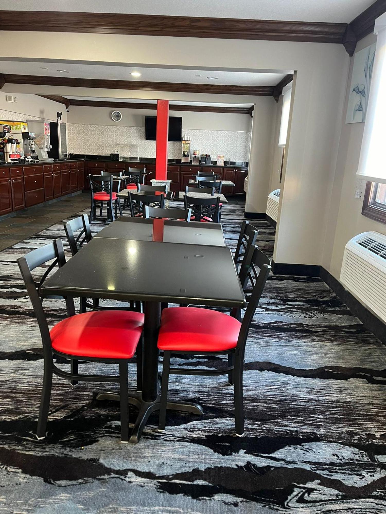 מלון Ramada By Wyndham Cedar Rapids South מראה חיצוני תמונה