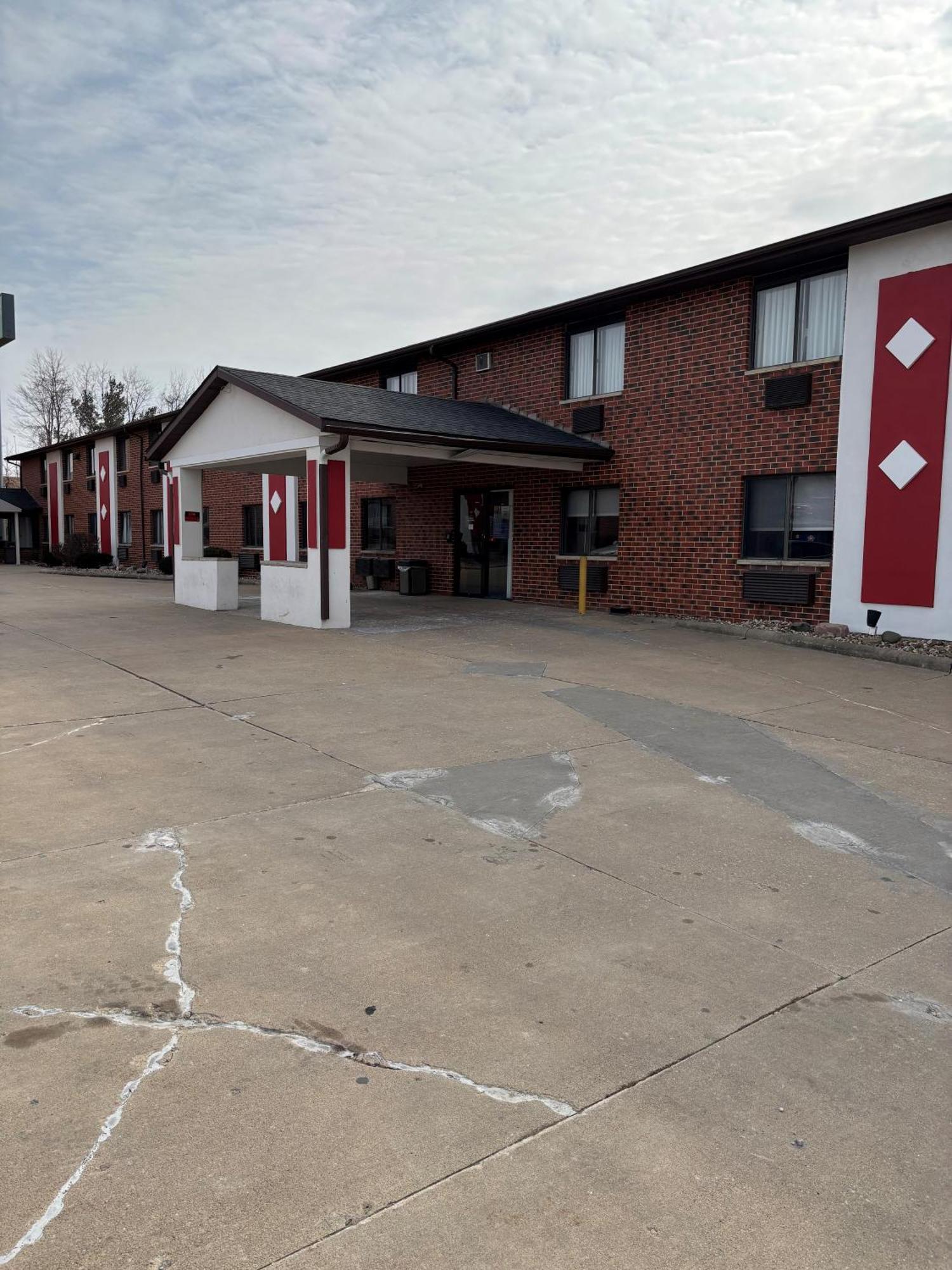 מלון Ramada By Wyndham Cedar Rapids South מראה חיצוני תמונה