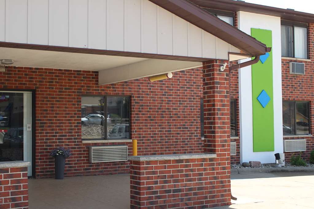 מלון Ramada By Wyndham Cedar Rapids South מראה חיצוני תמונה